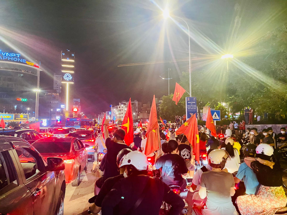 [ẢNH] Người hâm mộ đất Mỏ tràn ra đường mừng U23 Việt Nam vô địch