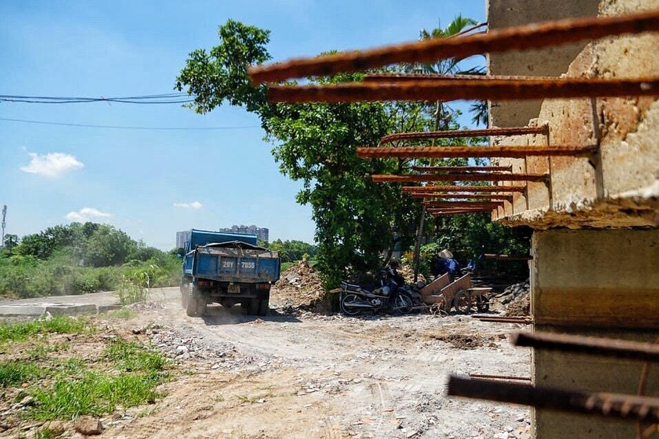 Người dân địa phương đề nghị UBND phường Ngọc Thụy, quận Long Biên sớm có phương án xử lý để bảo vệ "lá phổi xanh" cho người dân. Cùng đó, xử lý nghiêm các đối tượng vi phạm.
