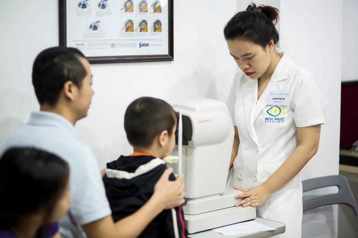 Trẻ cần được khám mắt định kỳ 6 tháng/lần.        Ảnh minh họa.