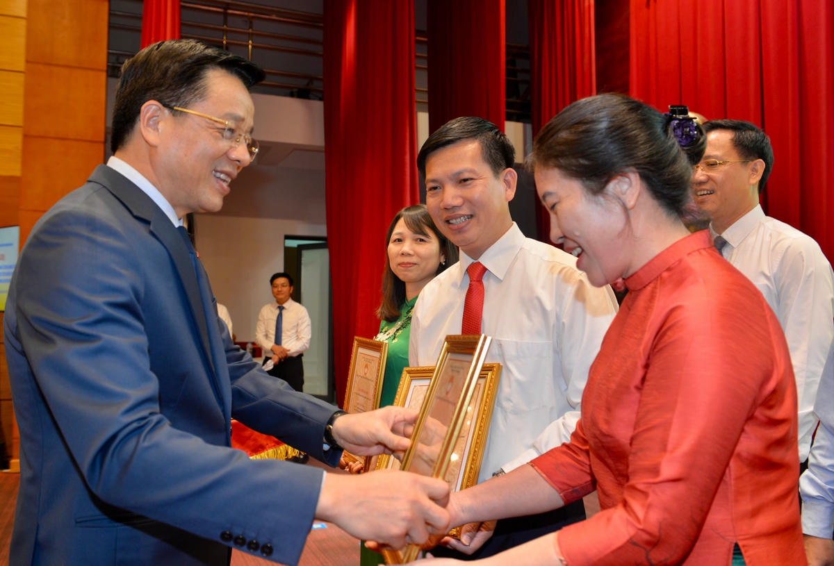 Chủ tịch Ủy ban MTTQ Việt Nam tỉnh Quảng Ninh Nguyễn Văn Hồi trao thưởng cho tập thể đạt giải Cuộc thi “Ảnh đẹp Fanpage” trên mạng xã hội MTTQ tỉnh Quảng Ninh năm 2023.
