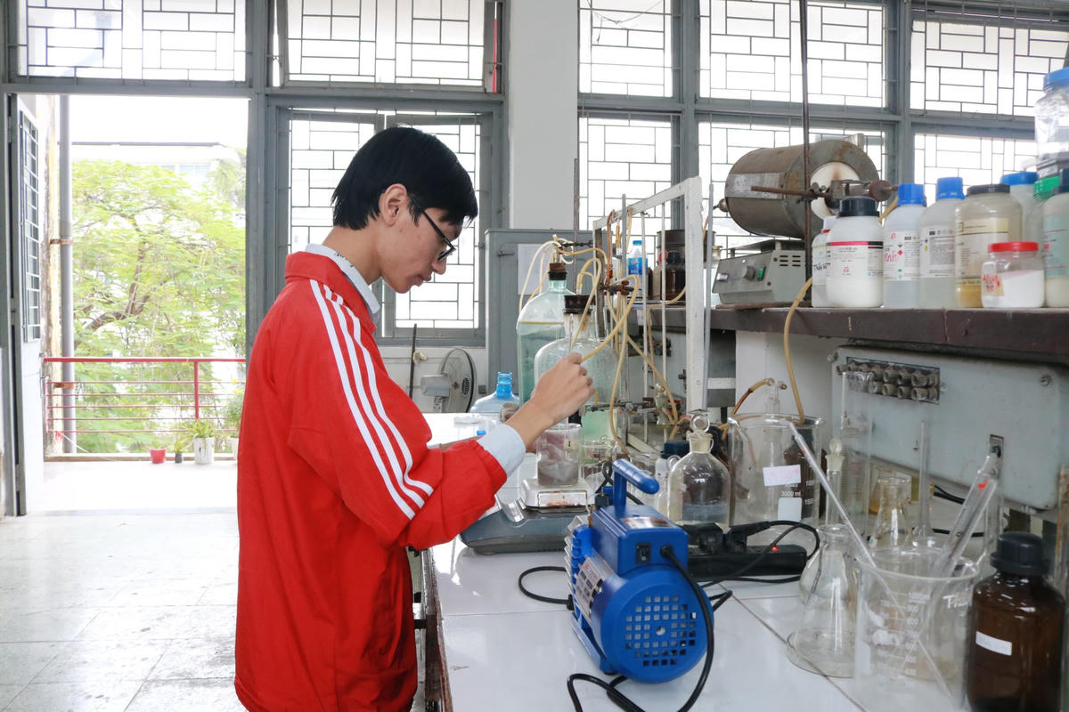 Sinh viên Trường đại học Bách khoa Hà Nội thực hành thí nghiệm.