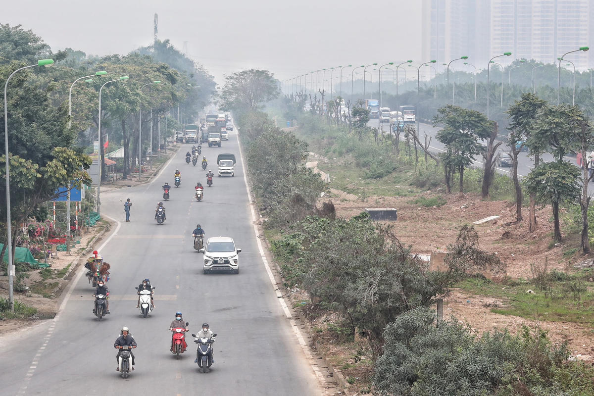 Điều đáng nói, tại khu vực đường gom dành cho xe máy khá thông thoáng nhưng nhiều phương tiện vẫn cố tình đi vào làn đường cao tốc dành cho ô tô.