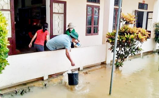 Sau lũ, phần việc lớn nhất là dọn vệ sinh bùn đất và xử lý môi trường sao cho an toàn vì các cháu học sinh đang còn nhỏ, sức đề kháng yếu, dễ mắc các mầm bệnh.