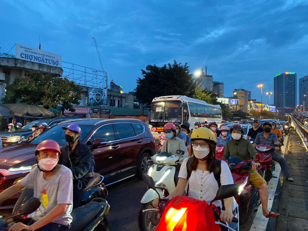 Người tham gia giao thông chật vật để di chuyển.