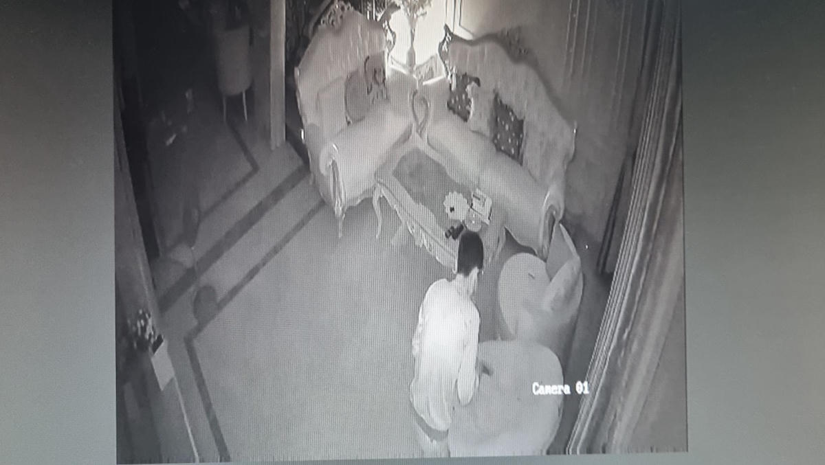 Hình ảnh camera ghi lại tên trộm tự do đi do lại trong nhà dân tại khu đô thị
