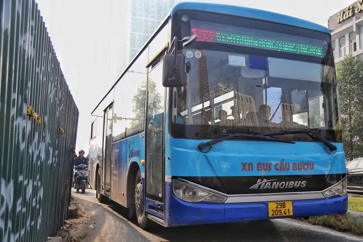 Hà Nội: Loạt 'lô cốt' án ngữ trên phố Vũ Trọng Khánh sau lệnh thu hồi