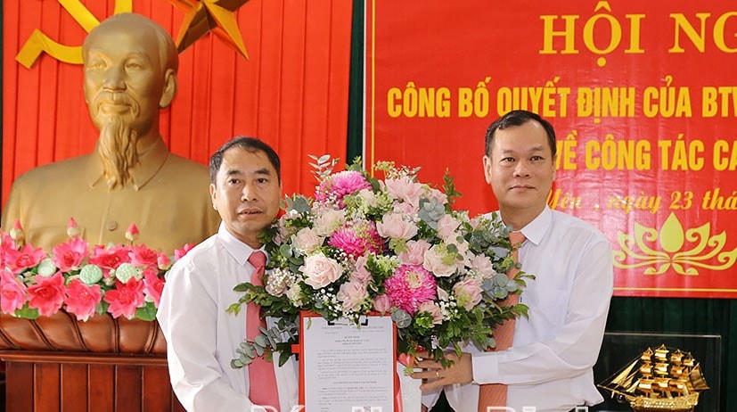 Phó Bí thư Thường trực Tỉnh ủy Nam Định Lê Quốc Chỉnh (phải) trao quyết định tới ông Nguyễn Huy Liệu.