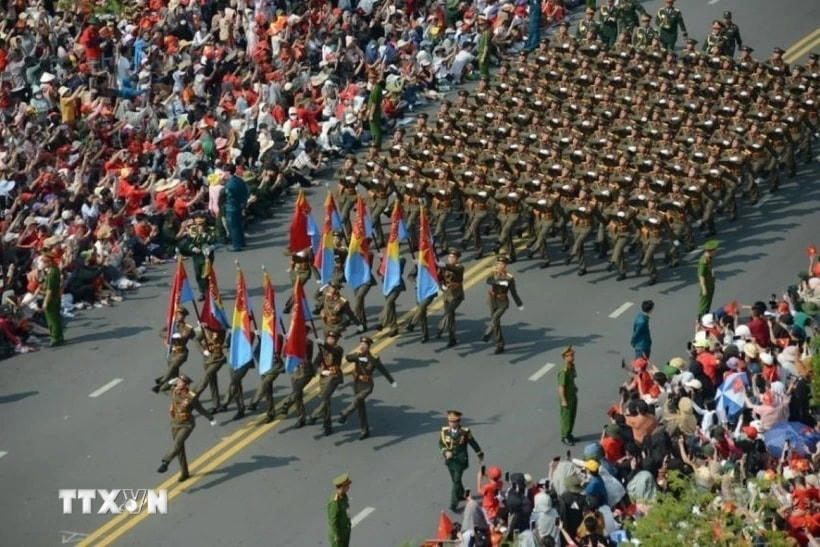 Khối Sĩ quan đại diện 5 cánh quân qua các cung đường thành phố Hồ Chí Minh trong Lễ kỷ niệm 50 năm Ngày Giải phóng miền Nam, thống nhất đất nước. (Ảnh: TTXVN)