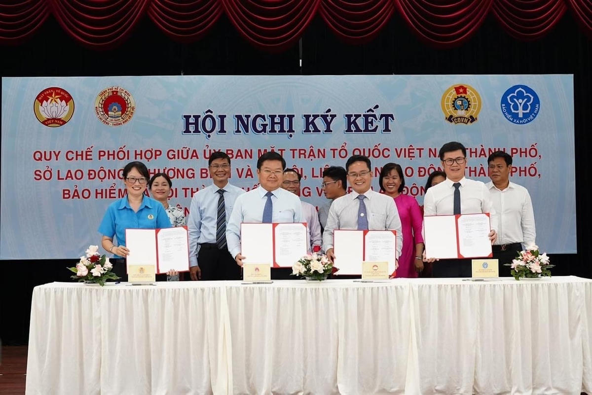 Đại diện lãnh đạo các cơ quan thực hiện nghi thức ký kết về Quy chế phối hợp về vấn đề lao động - việc làm trên địa bàn.