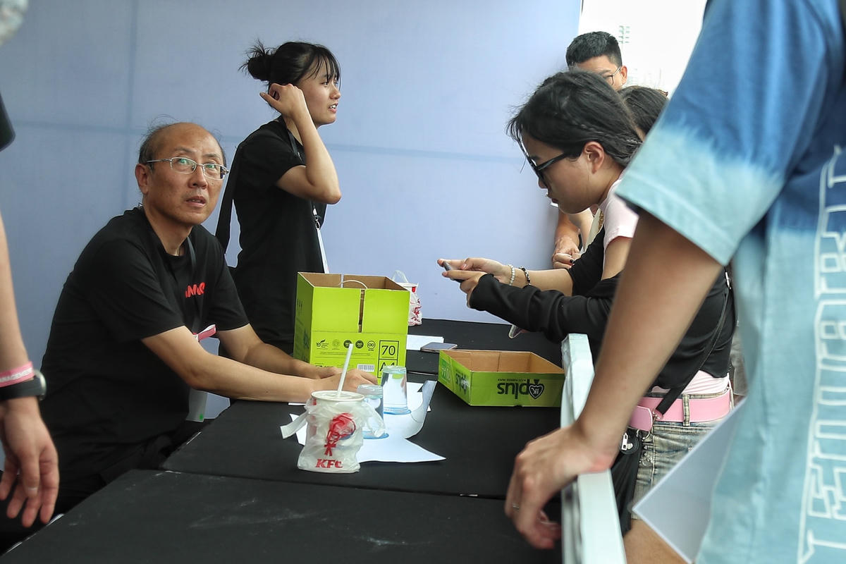 Theo ghi nhận của PV Báo Đại Đoàn Kết, chiều 30/7,  trang Ticketbox bất ngờ thông báo tiếp tục mở bán vé buổi biểu diễn của BlackPink khiến nhiều người hâm mộ nhóm nhạc nữ Hàn Quốc chưa kịp mua vé rất thích thú.