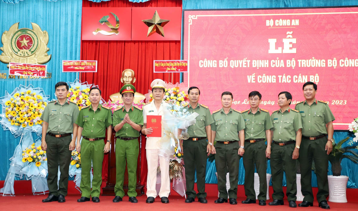 Đội ngũ cán bộ Công an tỉnh Cà Mau trao hoa chúc mừng tân giám đốc.