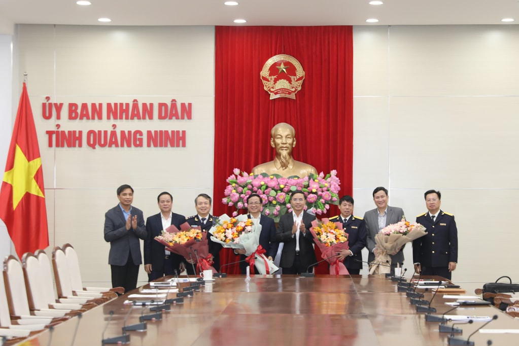 Chủ tịch UBND tỉnh Quảng Ninh Phạm Đức Ấn tặng hoa chúc mừng các cơ quan khối tài chính.