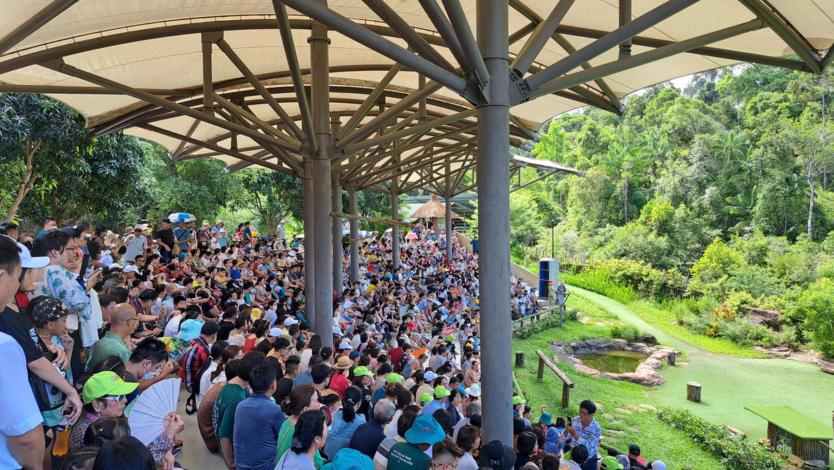 Du khách đến tham quan khu Vinpearl Safari Phú Quốc.  