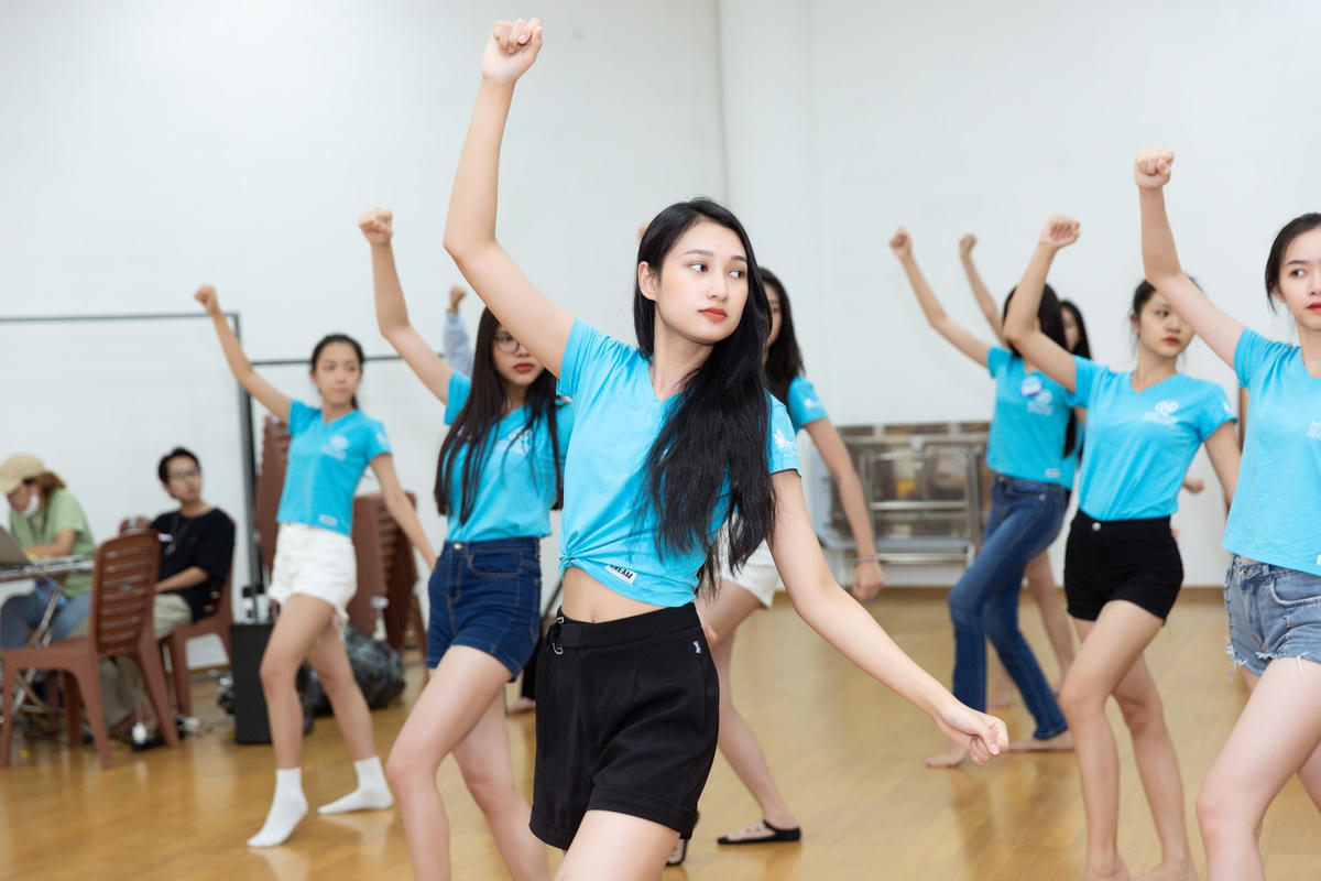 Top 37 thí sinh Miss World Vietnam 2022 chăm chỉ tập luyện hàng ngày để có màn đồng diễn ăn ý và hoàn hảo nhất.