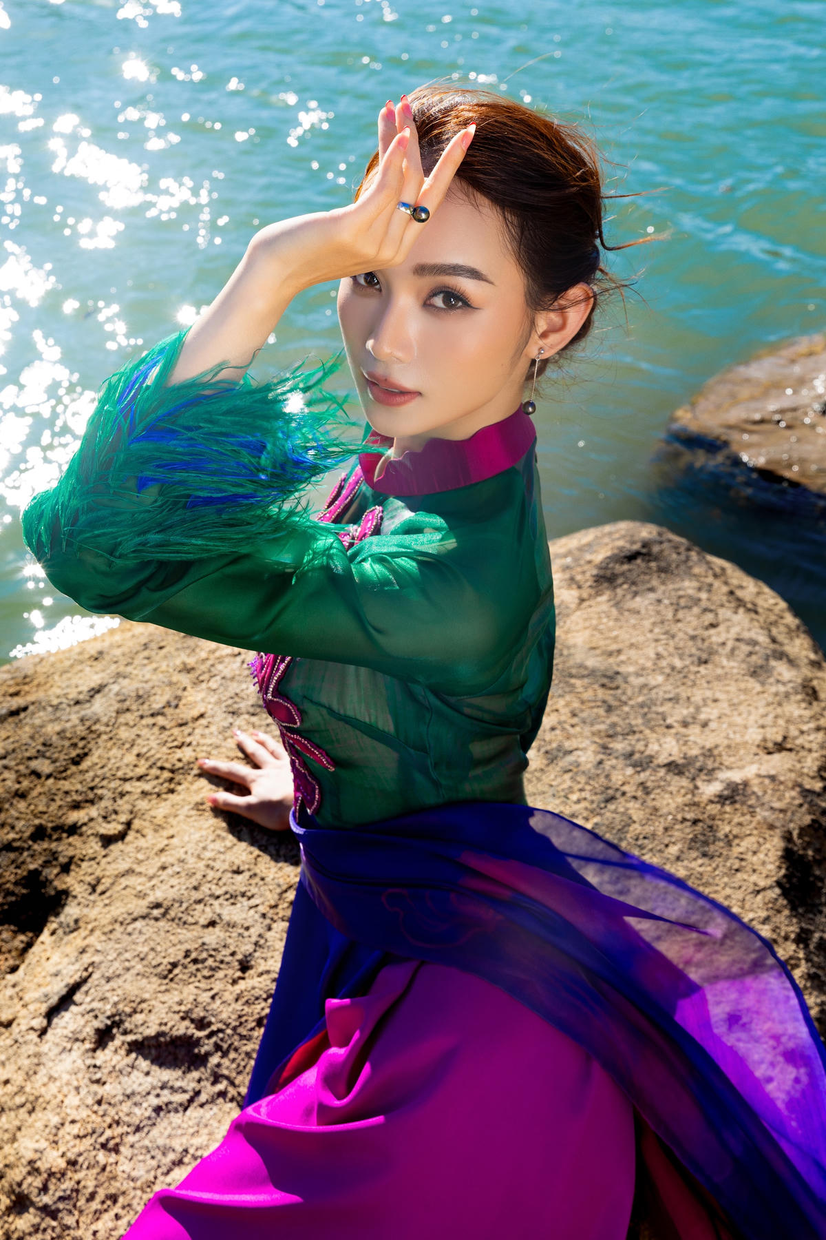 Các cô gái đều mang đến những shoot hình trong trẻo, duyên dáng, rạng rỡ.