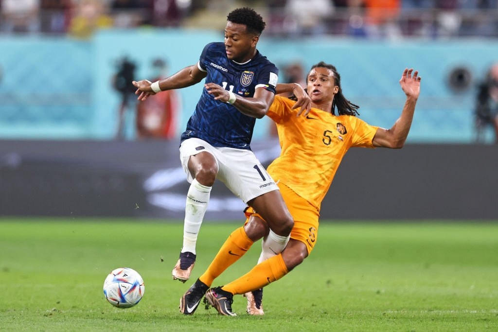 Cầu thủ Hà Lan (áo cam) thường xuyên thất thế trong các pha 1 chọi 1. Ảnh: Getty.