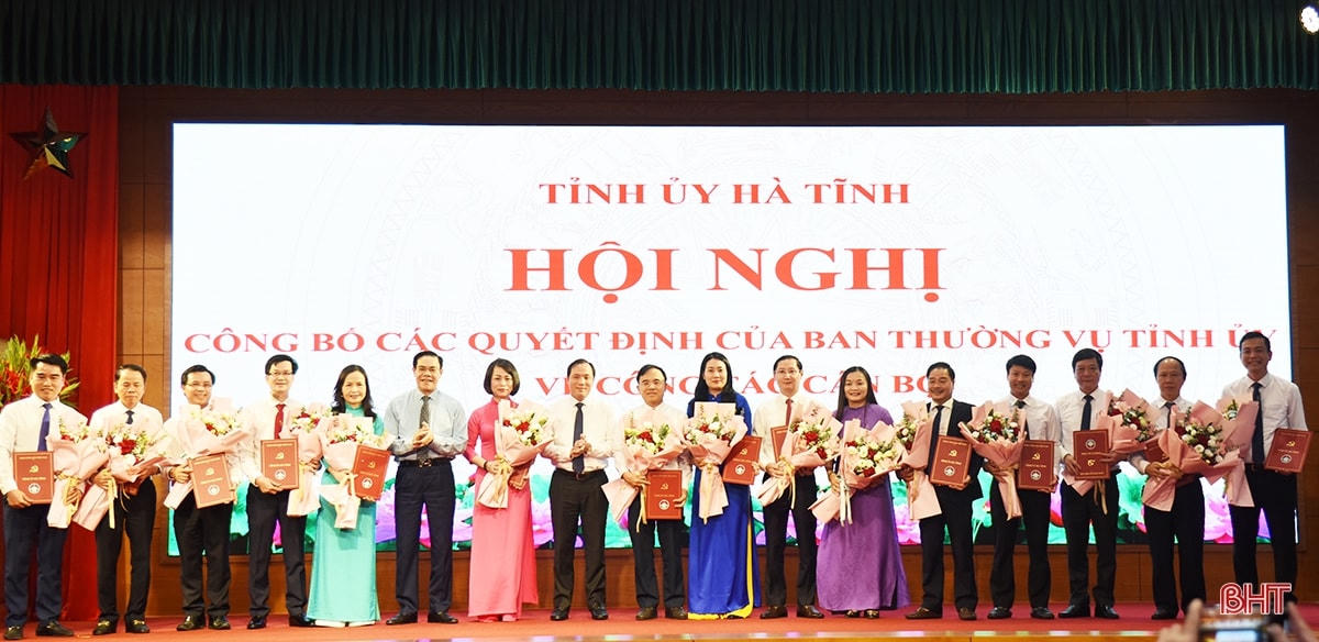 Lãnh đạo tỉnh Hà Tĩnh tặng hoa chúc mừng các đồng chí được vừa được luân chuyển, điều động, bổ nhiệm. Ảnh: Thu Hà.