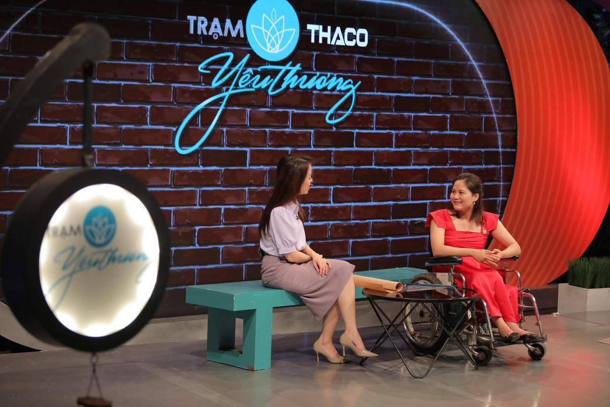 Chị Phạm Thị Thắm chia sẻ câu chuyện của mình trong "Trạm Yêu thương". 