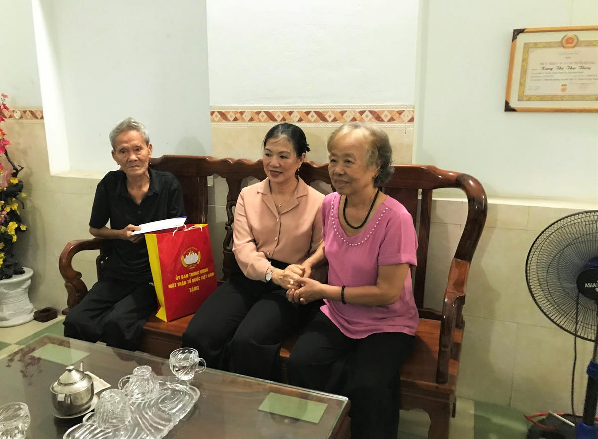 Phó Chủ tịch Trương Thị Ngọc Ánh thăm, tặng quà tại gia đình thương binh có hoàn cảnh khó khăn Nguyễn Ngọc Liên (Phường Lê Hồng Phong, TP Quy Nhơn).