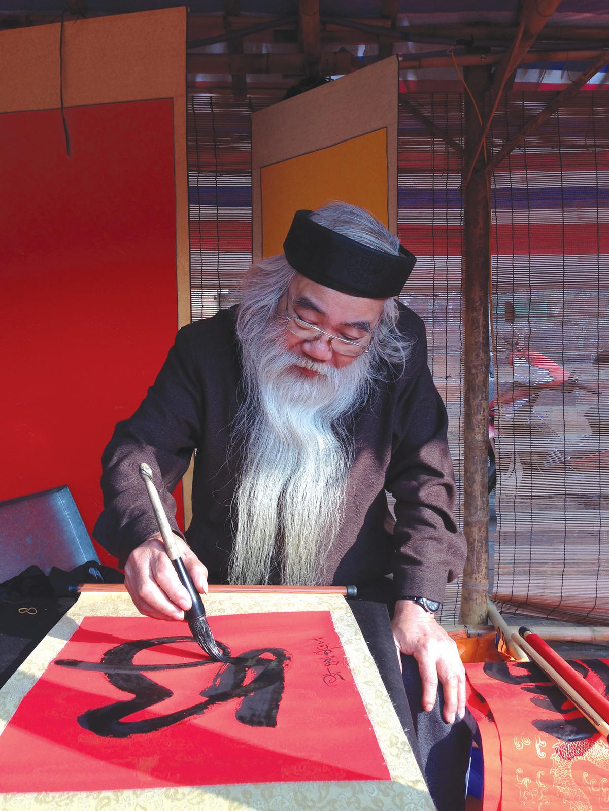 "Mỗi năm hoa đào nở/Lại thấy ông đồ già...".  