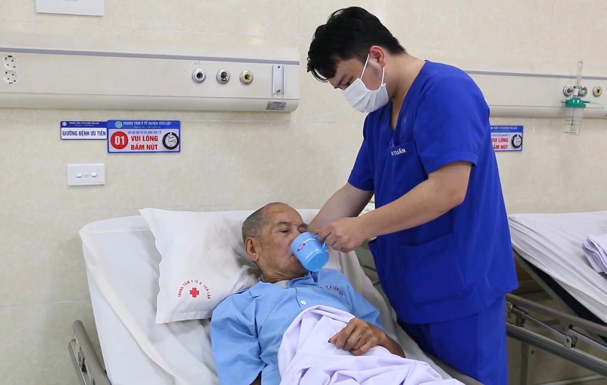 Điều trị bệnh nhân đột quỵ não. Ảnh: TL.