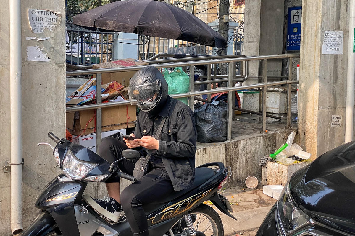  Khu vực thang máy dành cho người khuyết tật trở thành nơi chứa đồ đạc, hàng hóa của những người bán hàng.
