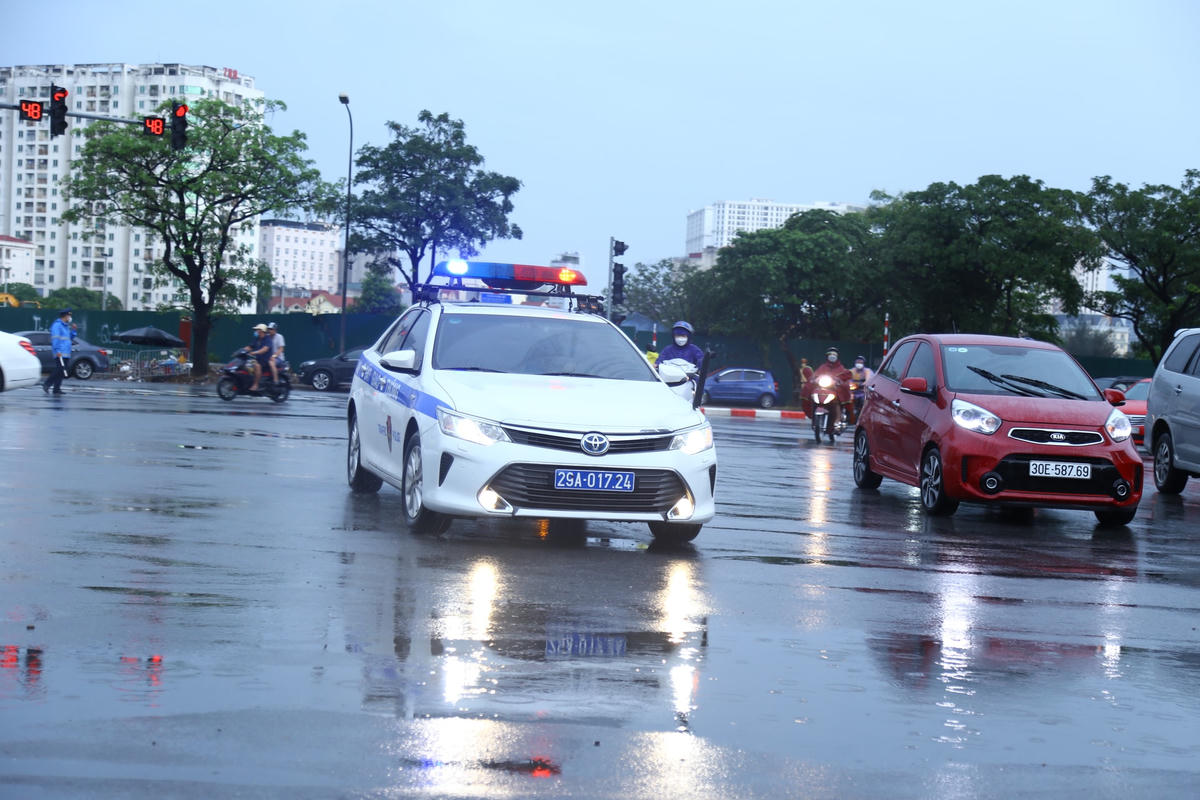 CSGT Hà Nội: 'Đội mưa' phân luồng giao thông trước lễ khai mạc SEA Games 31