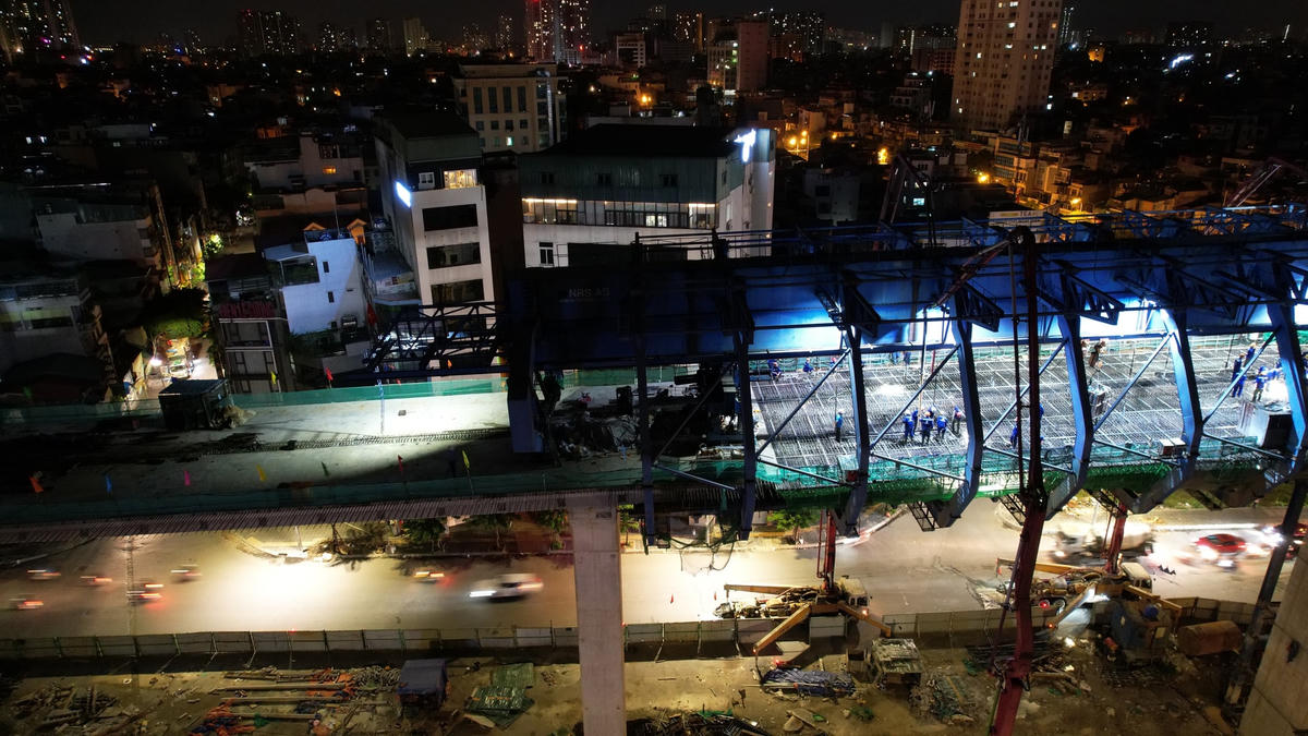 “Để thực hiện hợp long đốt cuối cùng của dự án cần tới 360 khối bê tông. Hiện nay dự án đã hoàn thiện khoảng 70% khối lượng công việc. Sau khi hợp long, các đơn vị sẽ tiến hành thi công cánh dầm và ram lên xuống 2 bên dự án cùng những hạng mục hoàn thiện. Dự kiến cuối tháng 12/2022 sẽ thông xe kỹ thuật tuyến đường. Như vậy, dự án sẽ hoàn thiện trước 4 tháng so với kế hoạch” - ông Văn cho biết.