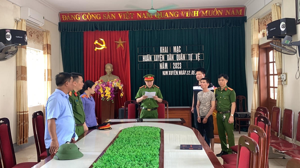 Công an huyện Kim Thành đọc lệnh bắt tạm giam đối với Trần Văn Luân.