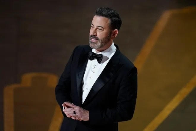 Tại Lễ trao giải Oscar, nam MC gây bất ngờ khi nhảy dù xuống sân khấu. 