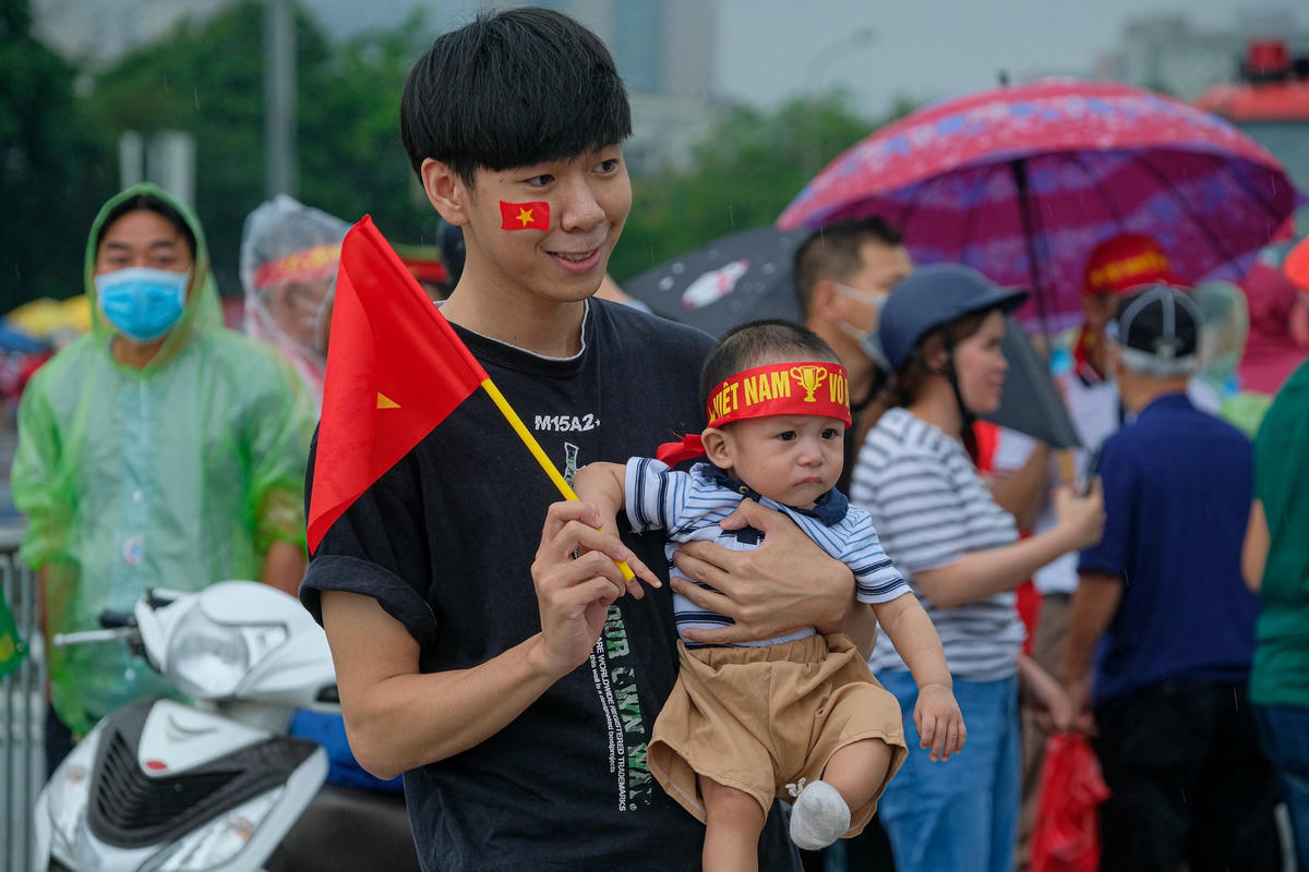 Anh Nguyễn Anh Tuấn trú tại Thanh Xuân, Hà Nội chia sẻ: “Hôm nay, tôi có mặt tại sân vận động Mỹ Đình lúc 15h để cổ vũ cho đội tuyển Việt Nam. Tôi tin rằng, ngày hôm nay đội bóng đá nam sẽ chiến thắng, để không phụ lòng người hâm mộ”.