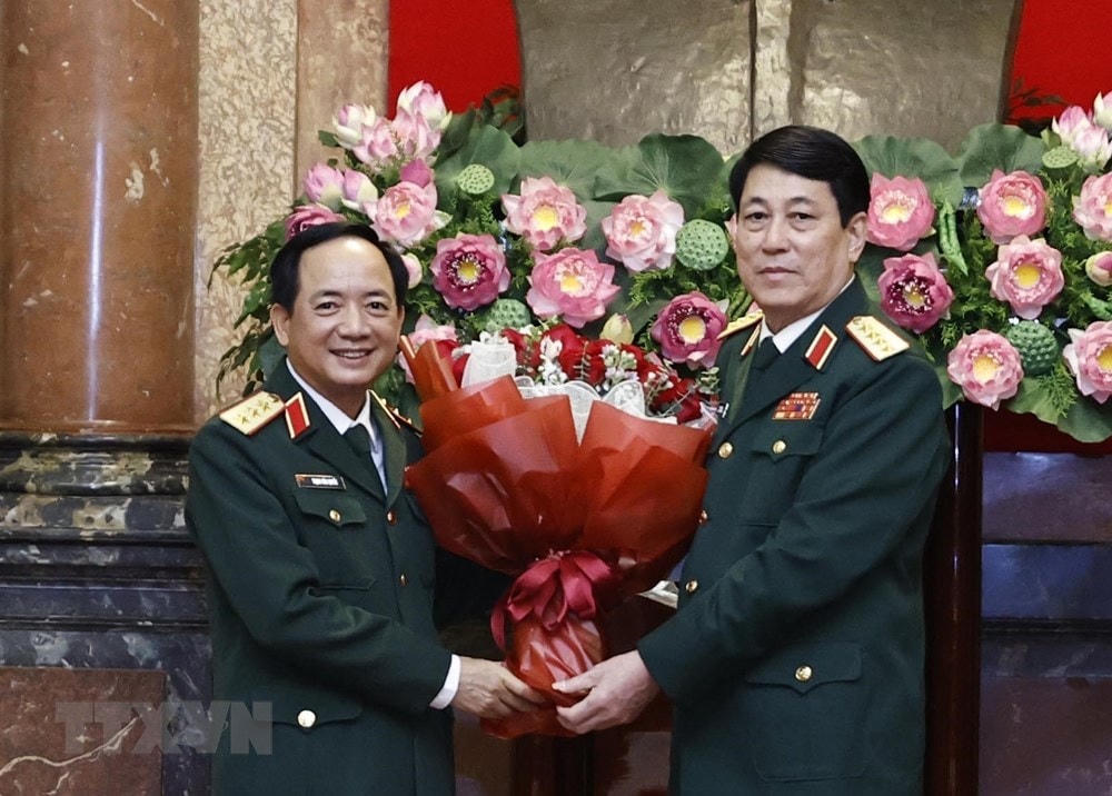 Đại tướng Lương Cường, Chủ nhiệm Tổng cục Chính trị QĐND Việt Nam chúc mừng đồng chí Trịnh Văn Quyết. Ảnh: Thống Nhất/TTXVN.