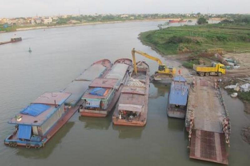 Nhiều bến thuỷ nội địa hoạt động bằng giấy phép tạm nên không được đầu tư năng lực bốc xếp, vận chuyển. 