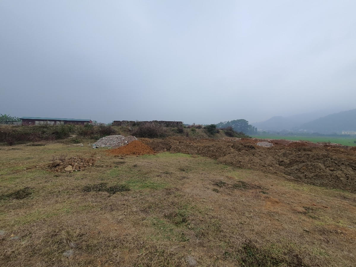 Đất đá, vật liệu thải đổ đầy trên phần đất chưa san lấp của dự án.