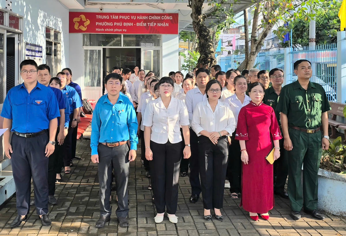 3.Đội hình tình nguyện phường Phú Định ra quân giúp dân thực hiện các thủ tục hành chính. Ảnh P.Đ.