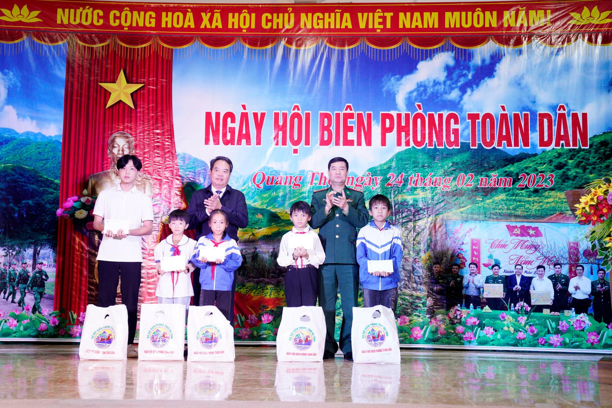 Ông Nguyễn Đình Hải, Trưởng ban Nội chính Tỉnh ủy cùng Đại tá Bùi Hồng Thanh, Chỉ huy trưởng Bộ Chỉ huy BĐBP tỉnh trao 5 suất quà cho các em học sinh trong chương trình “Nâng bước em đến trường” và Dự án “Cán bộ, chiến sỹ quân đội nâng bước em đến trường”.