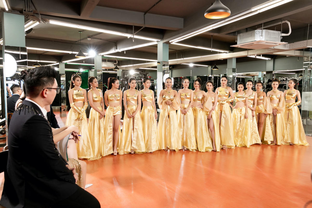 15 thí sinh Miss Grand Vietnam 2022 bước vào buổi ghi hình thực tế.