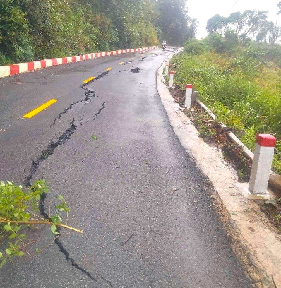 Vết nứt chạy dài trên đường quốc lộ 24, đoạn giáp danh Quảng Ngãi và Kon Tum. 