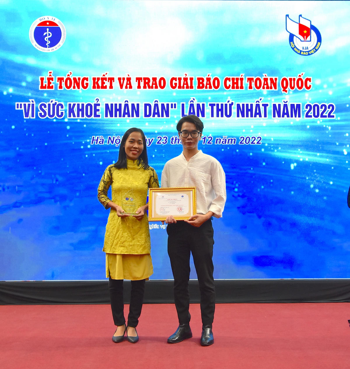 Đại diện nhóm tác giả chụp hình lưu niệm.