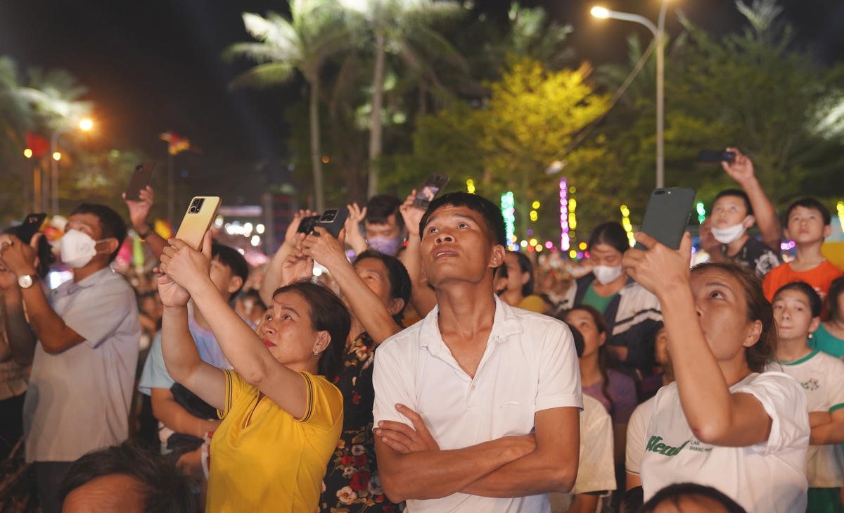 Hàng nghìn người dân cùng du khách hướng lên bầu trời chiêm ngưỡng pháo hoa bung nở, mang nhiều kỳ vọng cho một mùa du lịch khởi sắc.