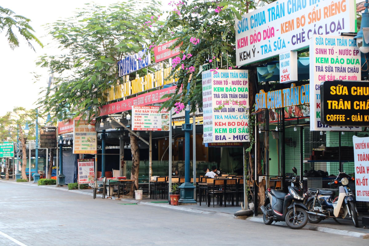 Nhiều nhà hàng tại khu du lịch Bãi Cháy đã cắt giảm tối đa số nhân viên.
