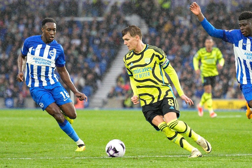 Đè bẹp Brighton, Arsenal chiếm ngôi đầu bảng - 1