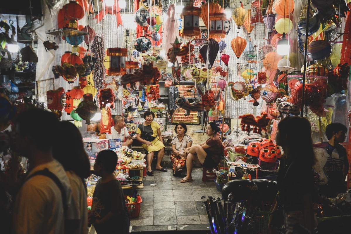 Dù vẫn có nhiều người đến mua đồ chơi Trung thu, nhưng nhu cầu không còn cao như những ngày trước nên nhiều tiểu thương có thời gian rảnh rỗi tận hưởng không khí ở Hàng Mã vào tối trung thu.