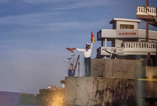 Triển lãm ảnh 'Trường Sa - Nhà Giàn' thu hút nhiều lượt khách thăm quan