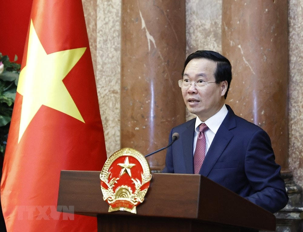 Chủ tịch nước Võ Văn Thưởng chúc mừng và giao nhiệm vụ cho đồng chí Trịnh Văn Quyết. Ảnh: Thống Nhất/TTXVN.