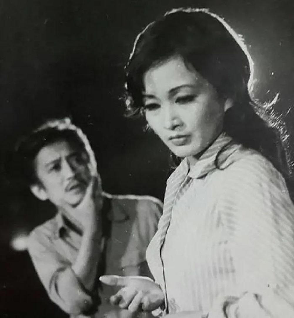 Thời chưa có máy ảnh hiện đại hay app chỉnh ảnh mà nhan sắc NSND Minh Hòa đã ở tầm mỹ nhân.