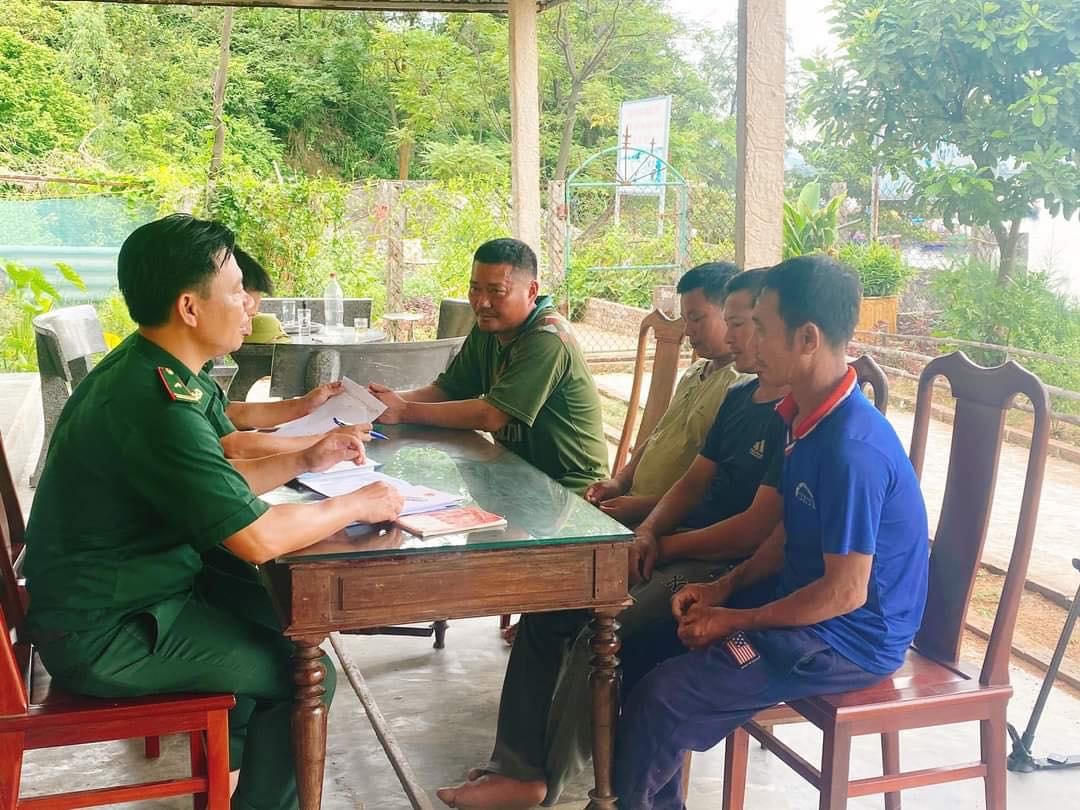 Lực lượng chức năng làm việc cùng các đối tượng.