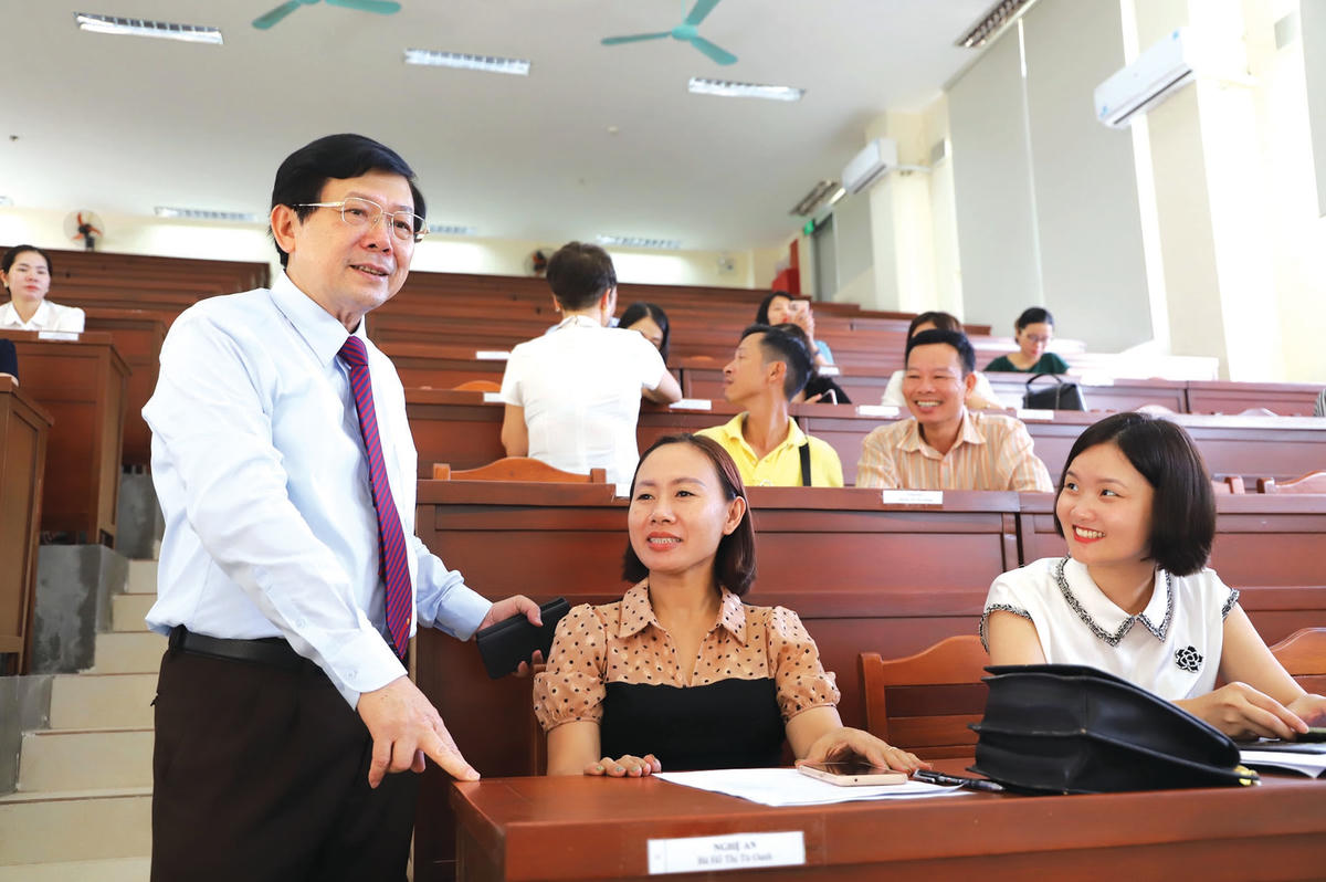 Phó Chủ tịch UBTƯ MTTQ Việt Nam Nguyễn Hữu Dũng trao đổi với các học viên tại lễ khai giảng bồi dưỡng cán bộ chuyên trách các cấp và chuyên viên Ủy ban MTTQ Việt Nam Lớp 1 - khóa IX. Ảnh: Tiến Đạt.  