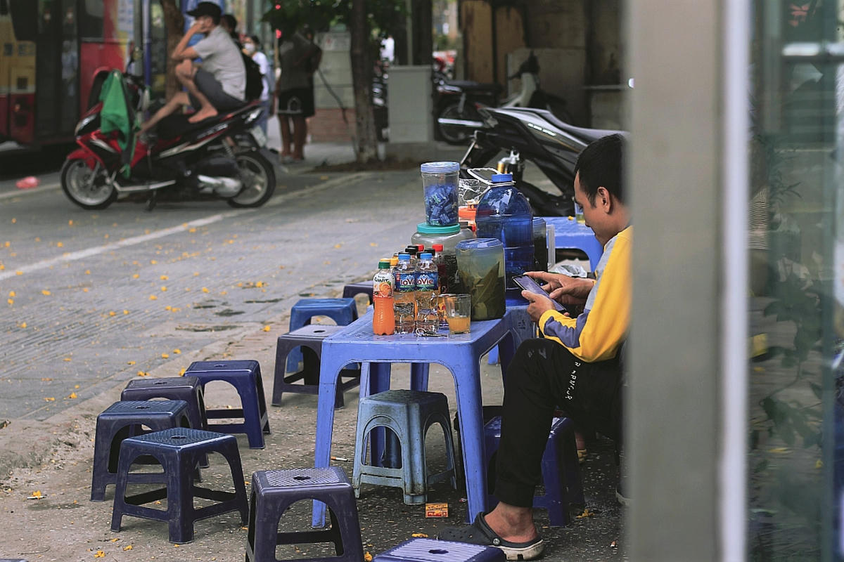 Không phân biệt cao sang giàu nghèo, giới tính hay tuổi tác, con người ta cứ thế đến bên ly trà đá 1 cách gần gũi nhất. Ảnh: Ngọc Ánh.  