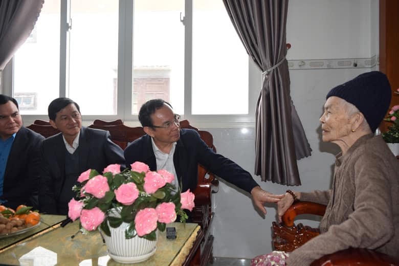 Bí thư Thành ủy TP HCM thăm hỏi và chúc tết đại diện gia đình chính sách khó khăn, hộ nghèo, người lao động có hoàn cảnh khó khăn tại tỉnh Lâm Đồng nhân dịp Tết Nguyên đán 2023.